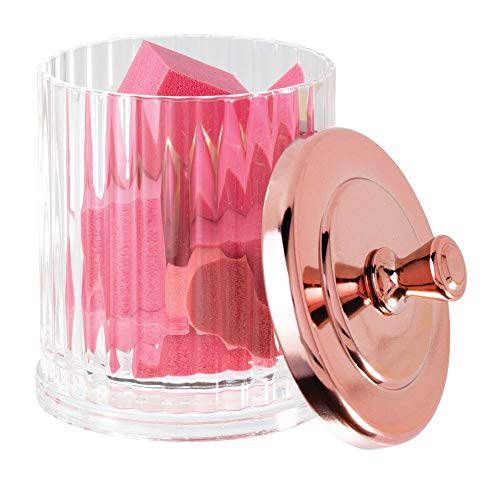 mDesign Juego de 2 organizadores de cosméticos de plástico y metal – Frasco transparente con tapa para algodón, sales y más – Envases para cosmética para el lavabo – transparente/dorado rojizo