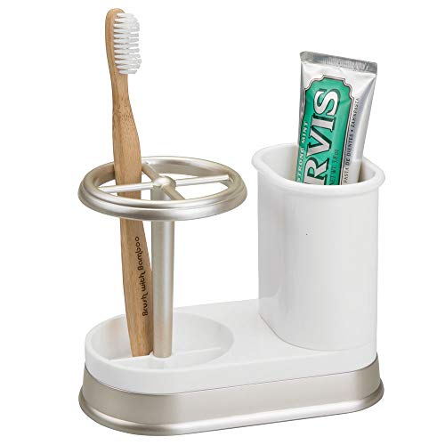 mDesign Soporte para cepillos de dientes – Porta cepillos de dientes de plástico para lavabos o muebles de baño – Soporte para cepillos dentales y dentífrico – blanco y plateado mate