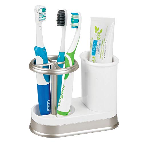 mDesign Soporte para cepillos de dientes – Porta cepillos de dientes de plástico para lavabos o muebles de baño – Soporte para cepillos dentales y dentífrico – blanco y plateado mate