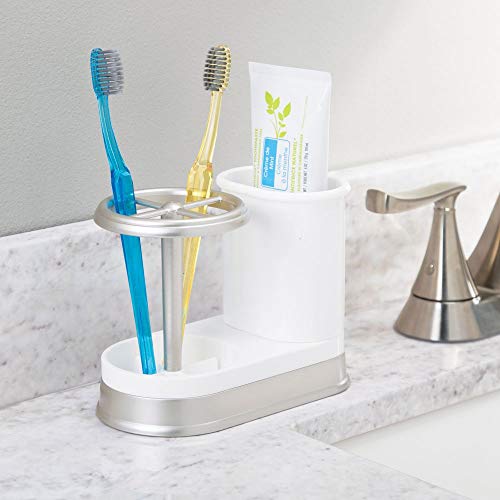 mDesign Soporte para cepillos de dientes – Porta cepillos de dientes de plástico para lavabos o muebles de baño – Soporte para cepillos dentales y dentífrico – blanco y plateado mate
