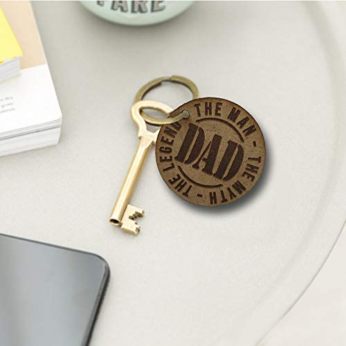 MIMUSELINA Regalo Padres Primerizos | Regalo Original para Papas | Pack Dia del Padre de Camiseta (Talla L), Taza y Llavero de Madera Dad, con Sello