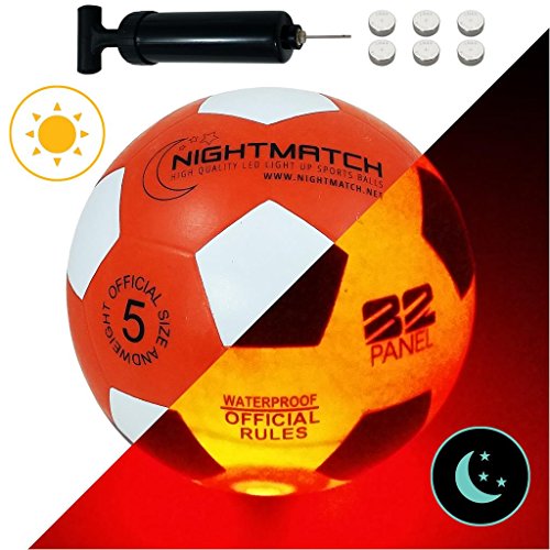 NIGHTMATCH Balón de Fútbol Ilumina Incl. Bomba de balón - LED Interior se Enciende Cuando se patea – Brilla en la Oscuridad - Tamaño 5 - Tamaño y Peso Oficial Naranja/Blanco
