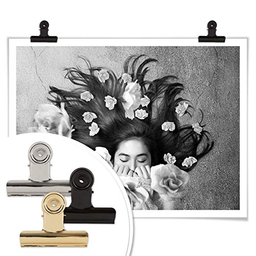 Póster Sulistyono – Cuadro de pared decorativo fotografía blanco y negro de mujer flores rosas dormir sin accesorios Wall-Art, Blanco y negro., 30x24 cm