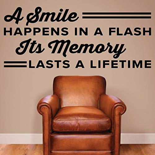 A Smile Happens in a Flash. Calcomanía de pared para oficina con texto en inglés"Its Memory Lasts a Life"