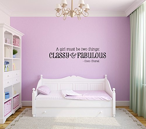 Adhesivo de pared extraíble con texto en inglés "A Girl Must be Two Things: Classy & Fabulous", diseño de Coco Chanel