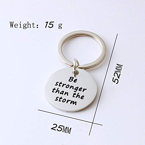 Aimrio Joyería Llavero de Acero Inoxidable Llavero Etiqueta Redonda grabada Be Stronger Than The Storm Plata Encantos Colgantes de Llavero