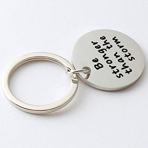 Aimrio Joyería Llavero de Acero Inoxidable Llavero Etiqueta Redonda grabada Be Stronger Than The Storm Plata Encantos Colgantes de Llavero