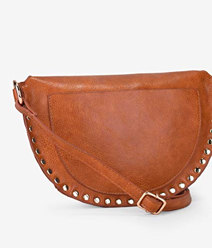 BOSANOVA Riñonera Media Luna a un Tono con Detalle de tachas metálicas a Contorno y asa de Cruzar Regulable. Cierre con Cremallera. Cuero U