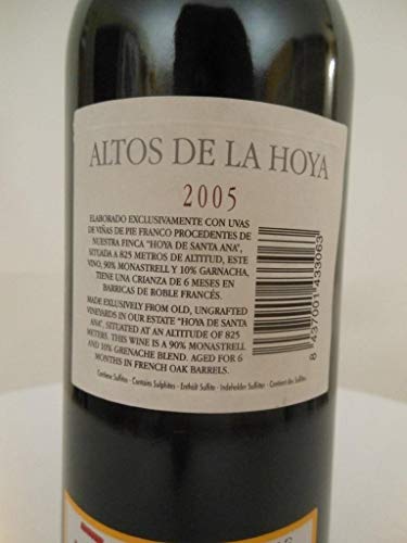 jumilla bodegas olivares altos de la hoya rouge 2005 - murcia espagne: une bouteille de vin.