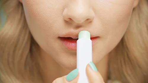 Labello Lip Scrub Aloe Vera (5,5 ml), cuidado de labios innovador con partículas de scrub de origen natural, suave exfoliante de labios con vitamina E