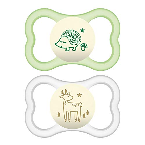 MAM - Juego de 2 chupetes de látex con funda de viaje autoesterilizante, artículos esenciales para recién nacidos, verde/blanco, (diseños pueden variar)