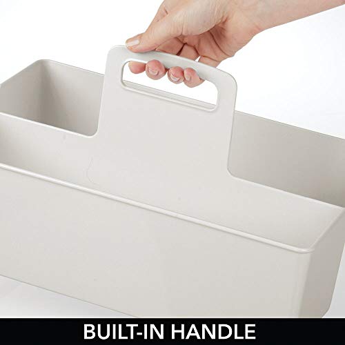 mDesign Caja organizadora con 2 Compartimentos – Organizador de Accesorios portátil para champú, Gel y cosméticos – Cesta para baño con asa de plástico sin BPA – Gris Claro
