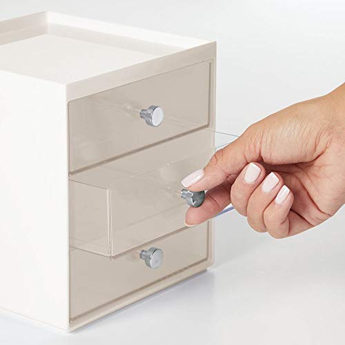 mDesign Organizador de maquillaje – Caja de almacenamiento apilable con 3 cajones para rímel, polvos, pintaúñas, etc. – Organizador de cosméticos para baño, tocador o despacho – beige y transparente