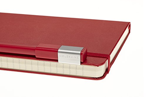 Moleskine - Set de Escritura con Cuaderno y Bolígrafo Classic Plus, Cuaderno Clásico con Rayas, Tapa Dura, Tamaño Grande 13 x 21 cm, Color Rojo Escarlata, 240 Páginas