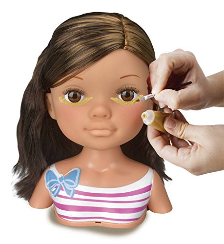 Nancy día de secretos de belleza: muñeca morena, accesorios de maquillaje y peluquería (Famosa 700013522)