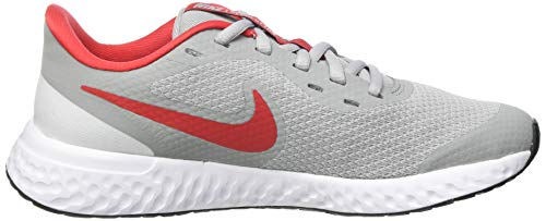 Nike Revolution 5 (GS), Running Shoe Unisex-Child, Gris (Light Smoke Grey/University Red-Photon Dust-White), 36 EU