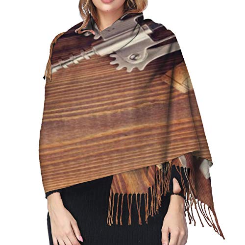 Pashmina Borla Bufanda Corchos de vino sobre suelo de madera rústico Elementos de licor orgánico natural Vista superior de cosecha vintage Chal Mantón de Invierno