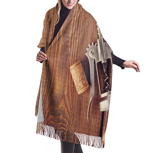 Pashmina Borla Bufanda Corchos de vino sobre suelo de madera rústico Elementos de licor orgánico natural Vista superior de cosecha vintage Chal Mantón de Invierno
