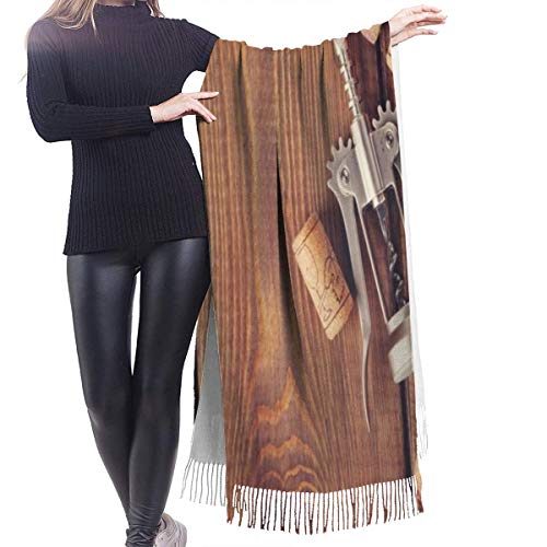 Pashmina Borla Bufanda Corchos de vino sobre suelo de madera rústico Elementos de licor orgánico natural Vista superior de cosecha vintage Chal Mantón de Invierno