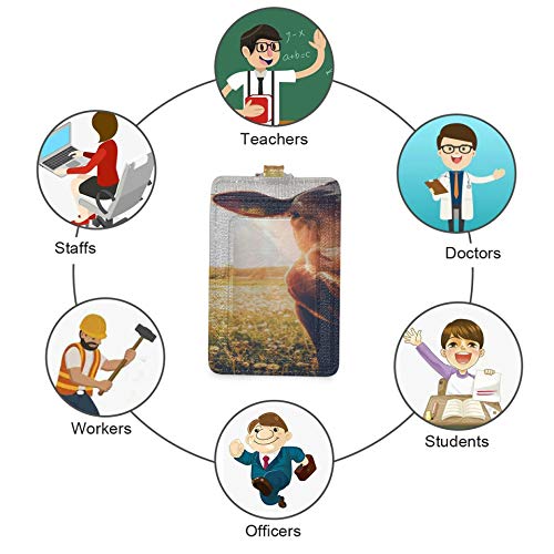 Tarjetero de identificación con cordón Happy Single Cow en un prado durante el atardecer en Summ Tarjetero de bolsillo con 1 ventana de identificación transparente, 2 ranuras para
