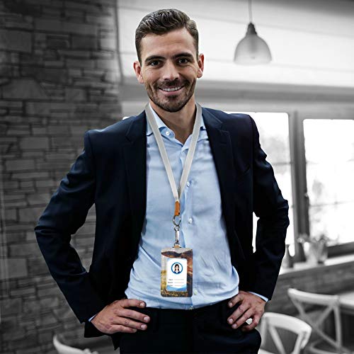 Tarjetero de identificación con cordón Happy Single Cow en un prado durante el atardecer en Summ Tarjetero de bolsillo con 1 ventana de identificación transparente, 2 ranuras para