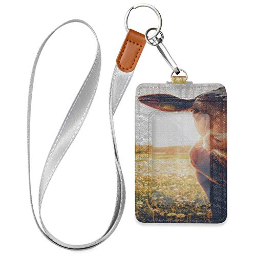 Tarjetero de identificación con cordón Happy Single Cow en un prado durante el atardecer en Summ Tarjetero de bolsillo con 1 ventana de identificación transparente, 2 ranuras para