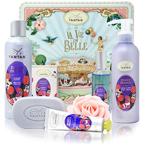 Un Air d'Antan® DOUCE Set de Productos de Belleza, Contiene 5 Productos: 1 Gel de Ducha 250ml, 1 Crema de Manos 25ml, 1 Jabón 100g, 1 Loción Corporal 200ml, 1 Eau de Toilette 55ml - Aroma de Almendra