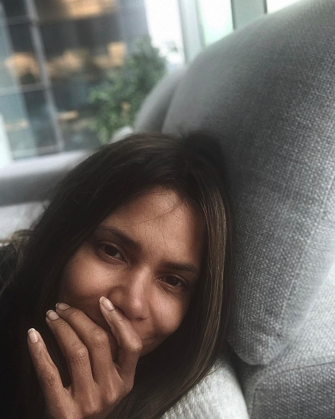 Halle Berry, 54 años, muestra su piel brillante y suave en la nueva Instagram Selfie sin maquillaje.