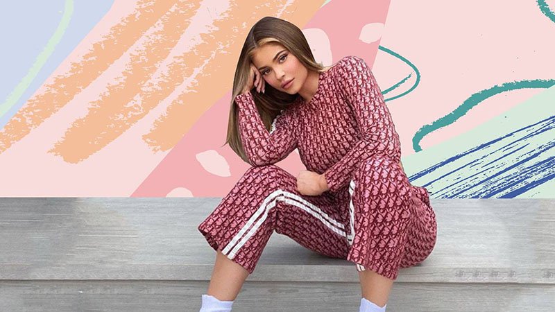 10 trajes de malote que todas las chicas guays están usando></p><p></p><p>Desgarbado y elegante, el humilde chándal ha sido maquillado. La combinación de sudadera y pantalón de gran tamaño puede ser de un color o patrón monocromático, lo que alarga su silueta y crea unidad con su conjunto. Los tonos más populares incluyen el rosa bebé, el verde neón y diseños atrevidos como las llamas o la caligrafía. Combínelos con zapatillas gruesas, un gorro y algunos collares de capas, y se sentirá cómodo y fresco todo el día.</p><p></p><p><img loading=