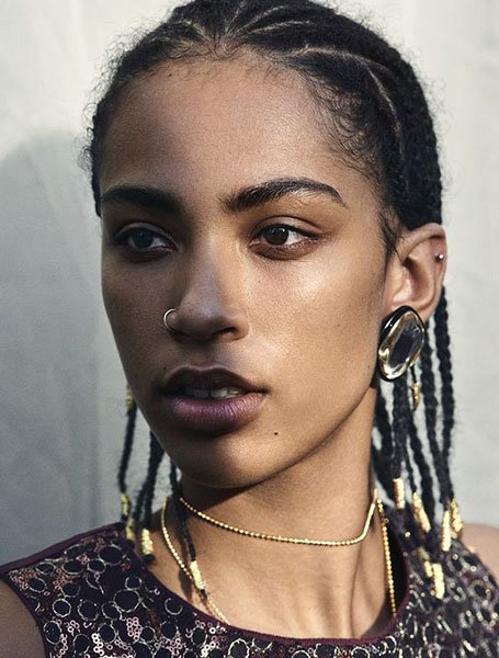 20 impresionantes trenzas para el pelo corto que te encantarán></p><p></p><p>Las trenzas tribales se inspiran en los patrones de trenzado tradicionales de las culturas africanas. Estos patrones se utilizaban a menudo para expresar información sobre la identidad de una persona. Hoy en día, los peinados tribales incluyen diferentes tipos de trenzas que, cuando se combinan, reflejan la individualidad de cada persona. Para las personas con pelo corto, las trenzas en espiral y las trenzas laterales son una gran opción para un peinado tribal trenzado. Como un guiño extra a los peinados tradicionales africanos, añade a tus trenzas las icónicas conchas de cauri.</p><p></p><p><img loading=