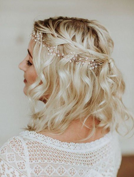 20 impresionantes trenzas para el pelo corto que te encantarán></p><p></p><p>Las trenzas de caja grandes son una opción destacada para las damas con pelo natural corto porque son audaces y fáciles de mantener. Para trenzas más gruesas y pesadas, considere pedirle a su estilista que use la técnica sin nudos, que se ha vuelto cada vez más popular recientemente. En lugar de usar nudos para sujetar el cabello trenzado, tu estilista lo introducirá gradualmente y lo mezclará con tu cabello natural. Como resultado, sentirás menos tensión en tu cuero cabelludo y reducirás las posibilidades de rotura.</p><p></p><p><img loading=