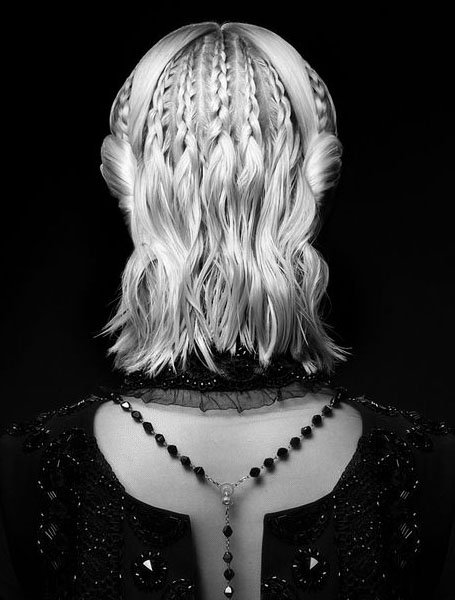 20 impresionantes trenzas para el pelo corto que te encantarán></p><p></p><p>Atemporal y genial, las trenzas son uno de los mejores peinados para todas las ocasiones. Aunque hay muchas versiones diferentes de este tipo de trenza, la opción clásica nunca deja de impresionar: filas lisas, elegantes y rectas que van de la parte delantera a la trasera. Para las damas con cabello natural corto, las clásicas trenzas son un magnífico peinado de bajo mantenimiento que es tan chic como genial.</p><p></p><p><img loading=