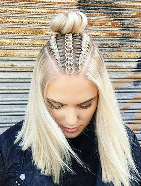 20 impresionantes trenzas para el pelo corto que te encantarán></p><p></p><p></p><p>El peinado de la trenza de la corona es tan hermoso como versátil. Bonito y llamativo, un elegante trenzado de la corona es perfecto para ocasiones más formales. Sin embargo, también puedes llevarlo más despeinado para una sensación bohemia relajada. Lo mejor de todo es que no necesitas un pelo muy largo para crear una trenza en la corona: puedes hacer una con pelo corto superponiendo dos trenzas holandesas más pequeñas y asegurándolas con horquillas.</p><p></p><p><img loading=