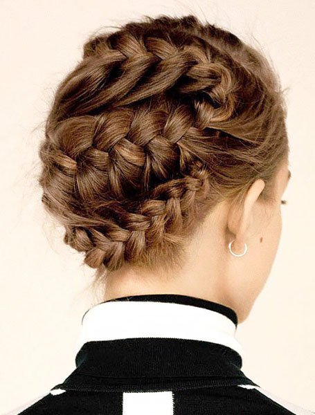 20 impresionantes trenzas para el pelo corto que te encantarán></p><p></p><p>Una de las mejores maneras de añadir estilo y personalidad a tus trenzas es con cuentas. Estos versátiles accesorios para el cabello son una adición tradicional a las trenzas y también se pueden usar para crear un peinado moderno o juguetón. Además, se ven tan bien cuando se enhebran en trenzas más cortas, como las mini trenzas de maíz y las trenzas de árbol, como en los estilos más largos, como las trenzas de caja o las trenzas Fulani. Desde monocromáticos hasta colores brillantes, metal o madera, elige las cuentas que mejor expresen tu estilo.</p><p></p><p><img loading=