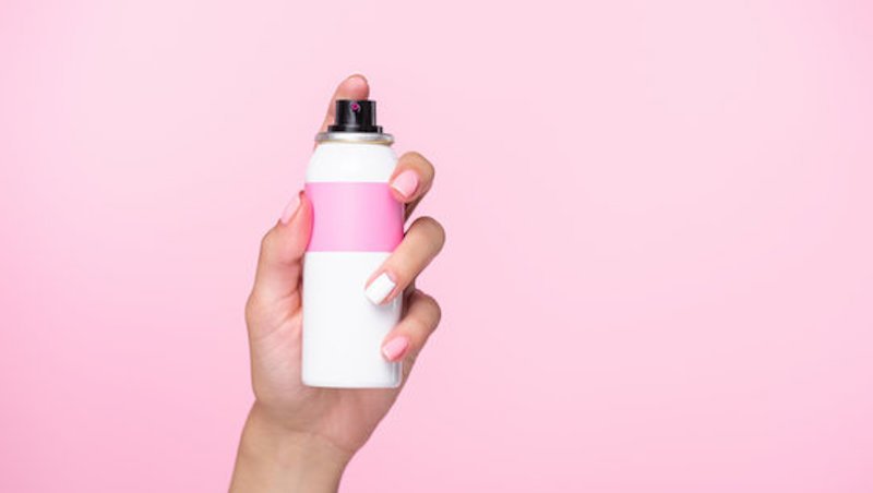 Cómo quitarse el tinte de pelo de la piel></p><p></p><p>El tinte permanente es el tipo de color más pigmentado y está diseñado para penetrar profundamente en el cabello. El tinte dura más tiempo y ofrece la cobertura más completa. Por estas razones, puede ser el tipo de tinte para el cabello más difícil de eliminar de la piel. Los productos más fuertes, como el quitamanchas para el color del cabello, el alcohol para frotar y el quitaesmalte de uñas son opciones efectivas.</p><p>El tinte para el cabello semi-permanente está diseñado para durar sólo alrededor de ocho lavados, por lo que es más fácil de eliminar de la piel que un tinte permanente. Productos más suaves como el aceite de oliva y el desmaquillador impermeable son buenas opciones para deshacerse de las manchas semipermanentes. </p><p>Los expertos aconsejan eliminar cualquier tinte de pelo suelto mientras esté húmedo. Sin embargo, hay varias opciones para eliminarlo una vez que el tinte se ha fijado y secado. Los productos exfoliantes como la pasta de dientes y el bicarbonato de sodio eliminan la capa superior de la piel manchada, por lo que son eficaces en el tinte seco. Mientras tanto, el alcohol para frotar puede levantar las manchas secas más difíciles. Los quitamanchas para el color del cabello también son una gran elección y son los preferidos por los profesionales. </p><p>Por suerte, las manchas de tinte de pelo no son permanentes, ya que la piel se desprende de forma natural con el tiempo. Deberías empezar a notar que el color se desvanece en unos pocos días y desaparece en una semana. Si se limpia y/o exfolia regularmente, la mancha podría desvanecerse aún más rápido. </p><p>El aceite de oliva puede eliminar eficazmente el tinte de la piel porque levanta y rompe las partículas de pigmento. Por la misma razón, un tratamiento con aceite de oliva caliente se recomienda a menudo para eliminar el color semipermanente de su propio cabello. El aceite de oliva es una opción suave y no abrasiva cuando se trata de eliminar las manchas de tinte. Por esa razón, es ideal para zonas sensibles como la cara y las orejas.</p><p>Puedes usar ciertos tipos de pasta de dientes sin gel para eliminar las manchas de tinte de pelo. Esto se debe a que la pasta de dientes contiene abrasivos suaves que son seguros de usar en la piel. Busque fórmulas que contengan bicarbonato de sodio para obtener los mejores resultados. </p><p>Como en todas las cosas, la prevención es mejor que la cura. Cuando te tiñas el pelo en <a href=