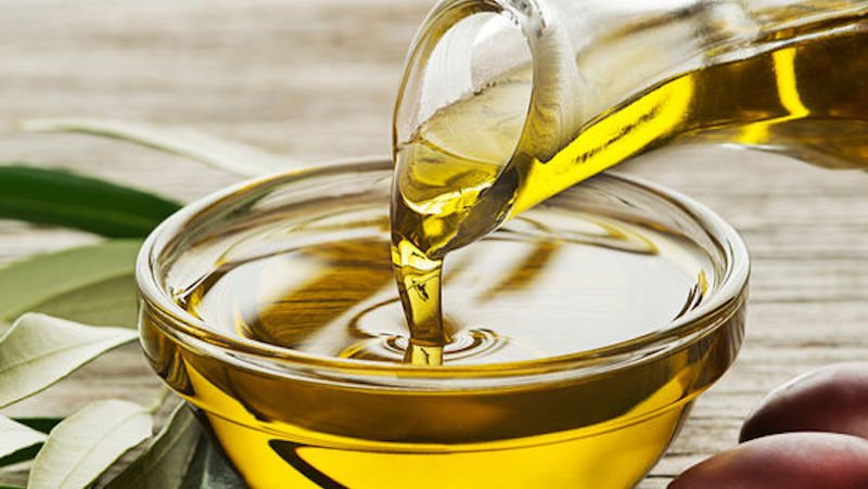 Cómo quitarse el tinte de pelo de la piel></p><p></p><p>Para eliminar las manchas difíciles, el alcohol de frotar, también llamado alcohol isopropílico, es una opción popular. Remoje una bola de algodón o una almohadilla en el líquido, y después frótela suavemente sobre la mancha de la piel antes de enjuagar el área con agua. Sin embargo, es importante tener en cuenta que el alcohol para frotar es muy fuerte y puede ser secante e irritante, por lo que es mejor utilizar una pequeña cantidad y lavarse la cara rápidamente, o utilizar otro producto si la piel está particularmente seca o sensible.</p><p></p><p><img loading=