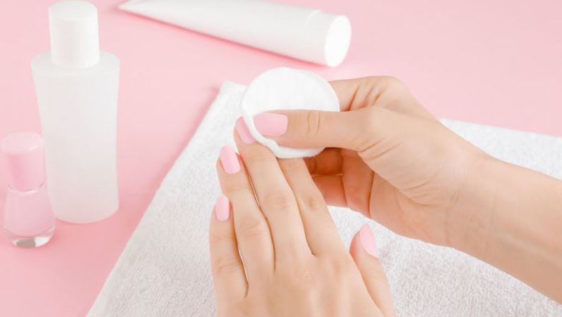 Cómo quitarse el tinte de pelo de la piel></p><p></p><p>Dos grapas de cocina comunes pueden ser muy efectivas para eliminar el tinte de la piel cuando se usan juntas. Mezcle partes iguales de jabón líquido para platos y bicarbonato de sodio en una pasta espesa, y luego aplíquelo en el área manchada usando una almohadilla de algodón, frotando con un movimiento circular. El jabón líquido para platos funciona para levantar y disolver el tinte, mientras que el bicarbonato de sodio tiene un efecto abrasivo, exfoliando la piel manchada. Debido a que tanto el detergente para platos como el bicarbonato de sodio pueden secar e irritar la piel, lávese las manos inmediatamente después y deje de usar la mezcla si siente molestias.</p><p></p><p><img loading=