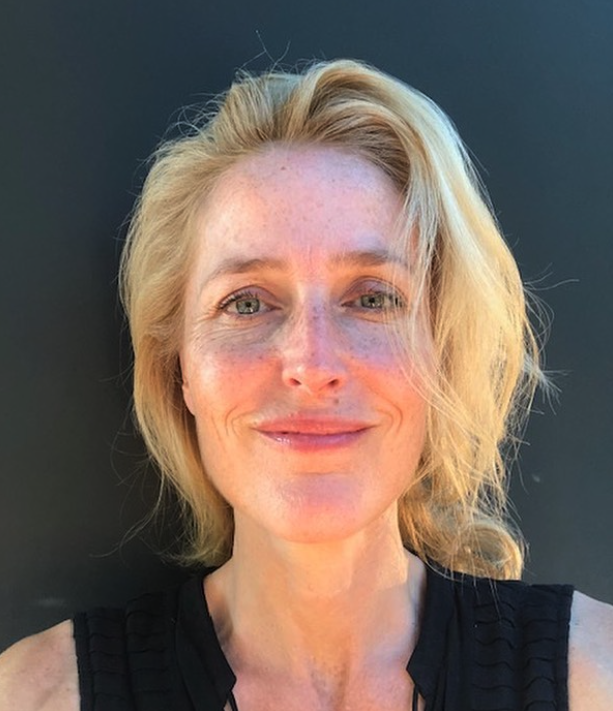 Exactamente lo que la actriz Gillian Anderson, 52, hace por una piel brillante