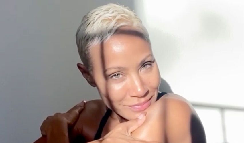 Jada Pinkett Smith, 49 años, se ve radiante en un nuevo video de no maquillaje.