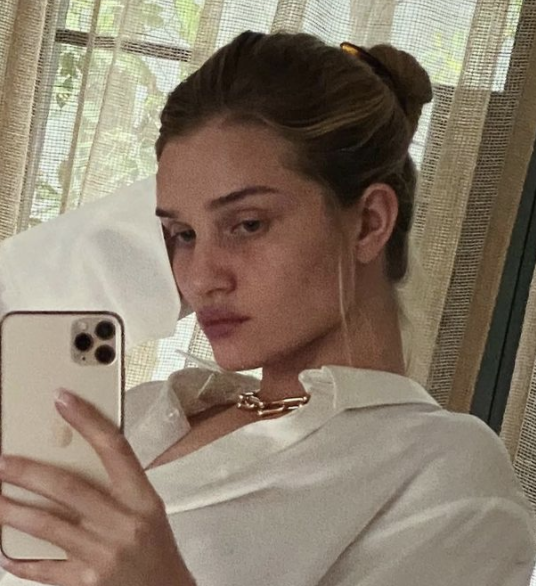 La rutina completa de Rosie Huntington-Whiteley para el cuidado de la piel contra el acné