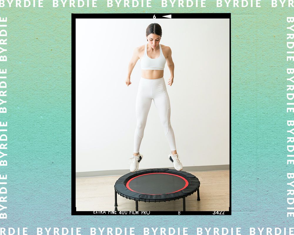 Rebota con estos 10 mini ejercicios de trampolín para una quemadura de cuerpo entero.