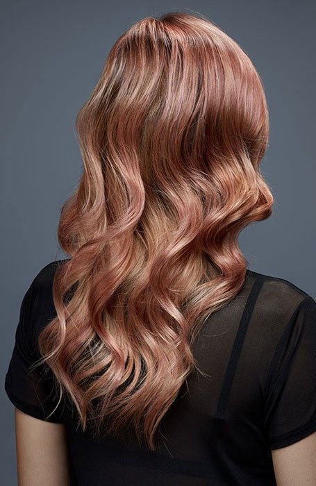 38 magníficas ideas de color de pelo rosa dorado para el 2020 ></p><p></p><p>A los que les gusta caminar por el lado atrevido deberían considerar un corte de duendecillo de oro rosa. Corto y afilado, un corte de duendecillo siempre atrae la atención. Además, es un corte versátil: el duendecillo puede tener un <a href=