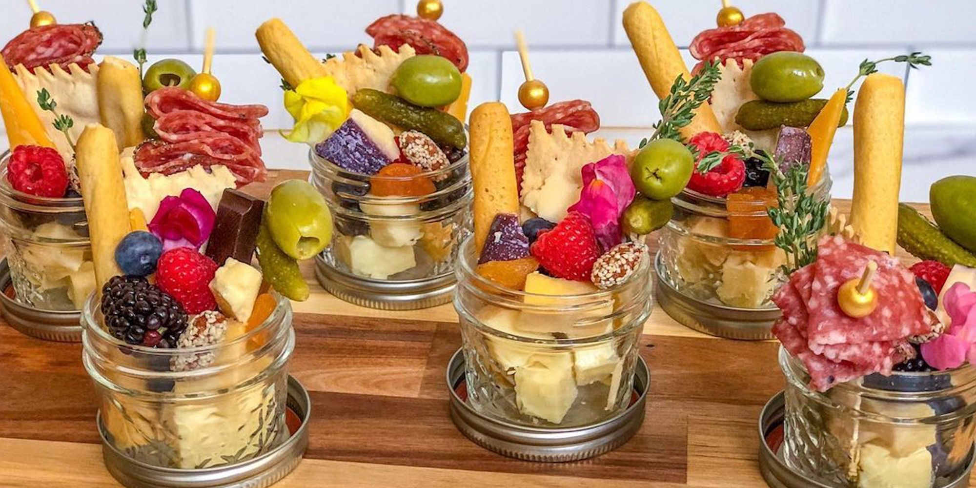 La 'Jarcuterie' le da su propia tabla de embutidos personal para un fácil pastoreo