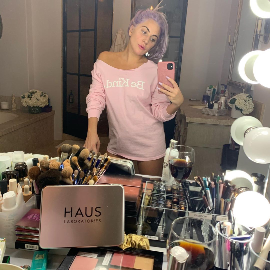 Lady Gaga, 34 años, muestra una piel brillante y suave en una nueva Instagram Selfie sin maquillaje.