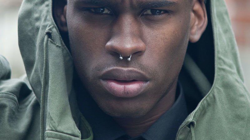 Su guía para todo tipo de perforaciones de la nariz></p><p></p><p>Hay una gran variedad de estilos de joyas y materiales que puedes elegir cuando te haces un piercing en la nariz. Algunos de los más comunes incluyen tachuelas, tornillos, mancuernas y aros. Parte de la decisión se tomará en función de la perforación que te hagas, así como de la joyería estándar que utilice el perforador. Es mejor elegir algo no alergénico como el titanio o el acero de grado quirúrgico, cuando se trata de materiales. Una vez curado, puedes mirar otros metales como el oro de alta calidad, pero evita cualquier cosa que contenga níquel y joyería de fantasía chapada, que a menudo utiliza una mezcla de metales y tintes.</p><p></p><p><img loading=