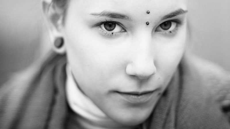 Su guía para todo tipo de perforaciones de la nariz></p><p></p><p>Una perforación alta de la fosa nasal es esencialmente lo mismo que una fosa nasal normal, sólo que se coloca más arriba en el puente nasal. La joya recomendada para este aspecto es un perno, un tornillo o un alfiler en forma de L, ya que un anillo normal no funcionará. Su perforador determinará la mejor ubicación basándose en la forma y curvatura de su nariz. Este estilo se ve muy bien con un doble y un solo perno.</p><p></p><p><img loading=