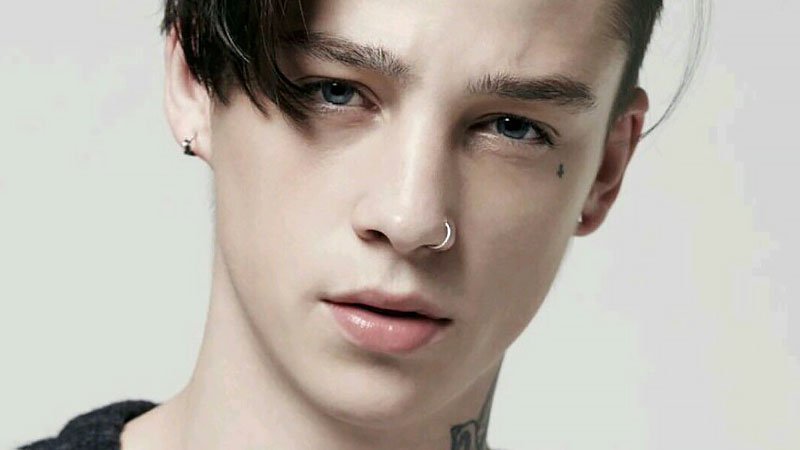 Su guía para todo tipo de perforaciones de la nariz></p><p></p><p>Otra opción más intensa es el nasallang. Este piercing tri-nasal utiliza una única y larga barra para penetrar ambas fosas nasales y el septo. Se sujeta la nariz y se empuja la aguja a través de las tres capas simultáneamente, seguido de la joya. Como tal, esta es otra que no es para los débiles de corazón. El resultado se ve similar a tener dos clavos simples en cada fosa nasal. A diferencia de los piercings de tabique regulares, que normalmente no tocan el cartílago más duro del centro de la nariz, este sí atraviesa la capa más gruesa, ya que se asienta más arriba en el puente nasal.</p><p></p><p><img loading=