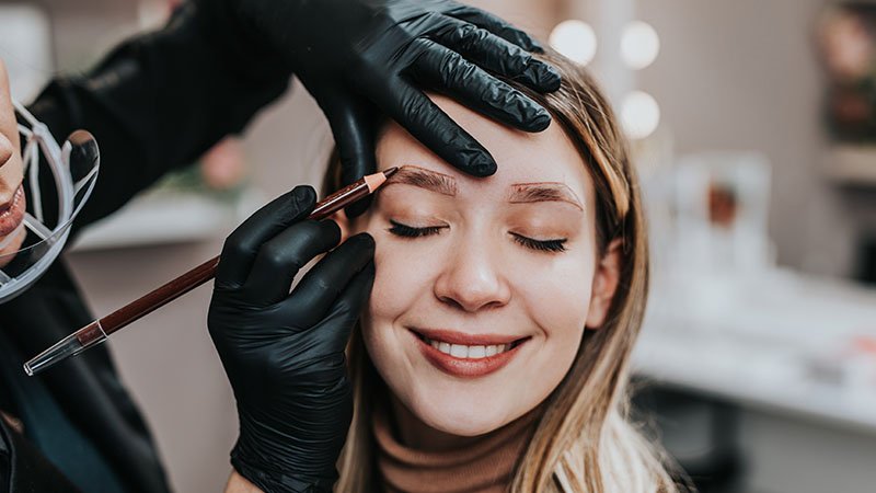 Todo lo que necesita saber sobre la microdepilación de cejas></p><p></p><p>El microblading no es un procedimiento barato, con precios medios entre 500 y 1500 dólares. La cita de seguimiento es generalmente menos costosa, y cuesta entre 200 y 300 dólares. Sin embargo, si se considera el tiempo que se ahorrará rellenando las cejas cada mañana o cuánto puede aumentar su confianza, puede valer la pena el precio.</p><p></p><p><img loading=