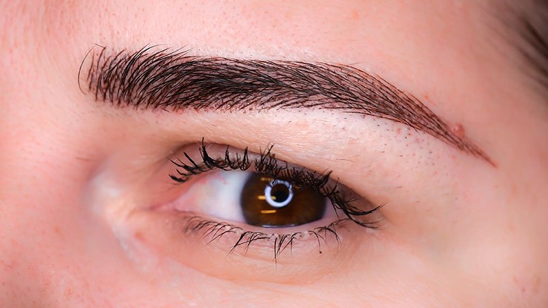 Todo lo que necesita saber sobre la microdepilación de cejas></p><p></p><p></p><p>Necesitas hacer algunas cosas antes de tu cita, y muchas de ellas son evitar ciertas actividades. Durante el mes anterior al procedimiento, debe evitar los tratamientos faciales, las exfoliaciones, la microdermabrasión, las agujas para la piel y los tratamientos con láser, o utilizar productos de vitamina A. Estos pueden dañar la piel y pueden tener ingredientes que interfieren con los pigmentos, afectando en última instancia los resultados. Una o dos semanas antes de su sesión, evite el depilado, la <a href=