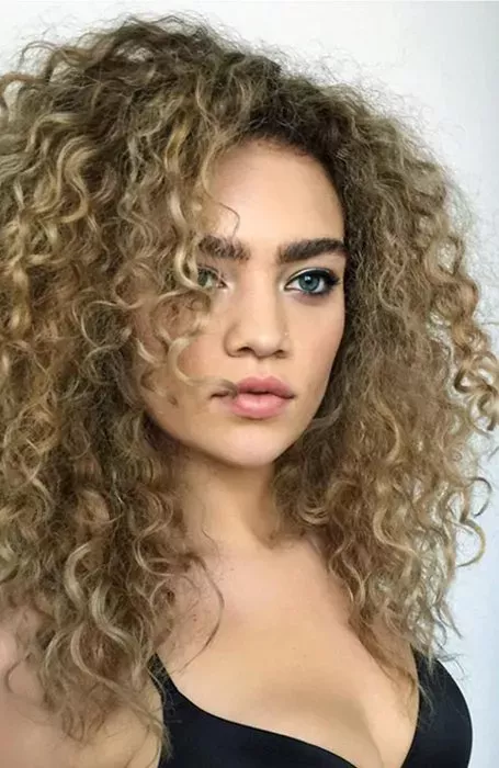 25 Impresionantes peinados largos a capas para mujeres